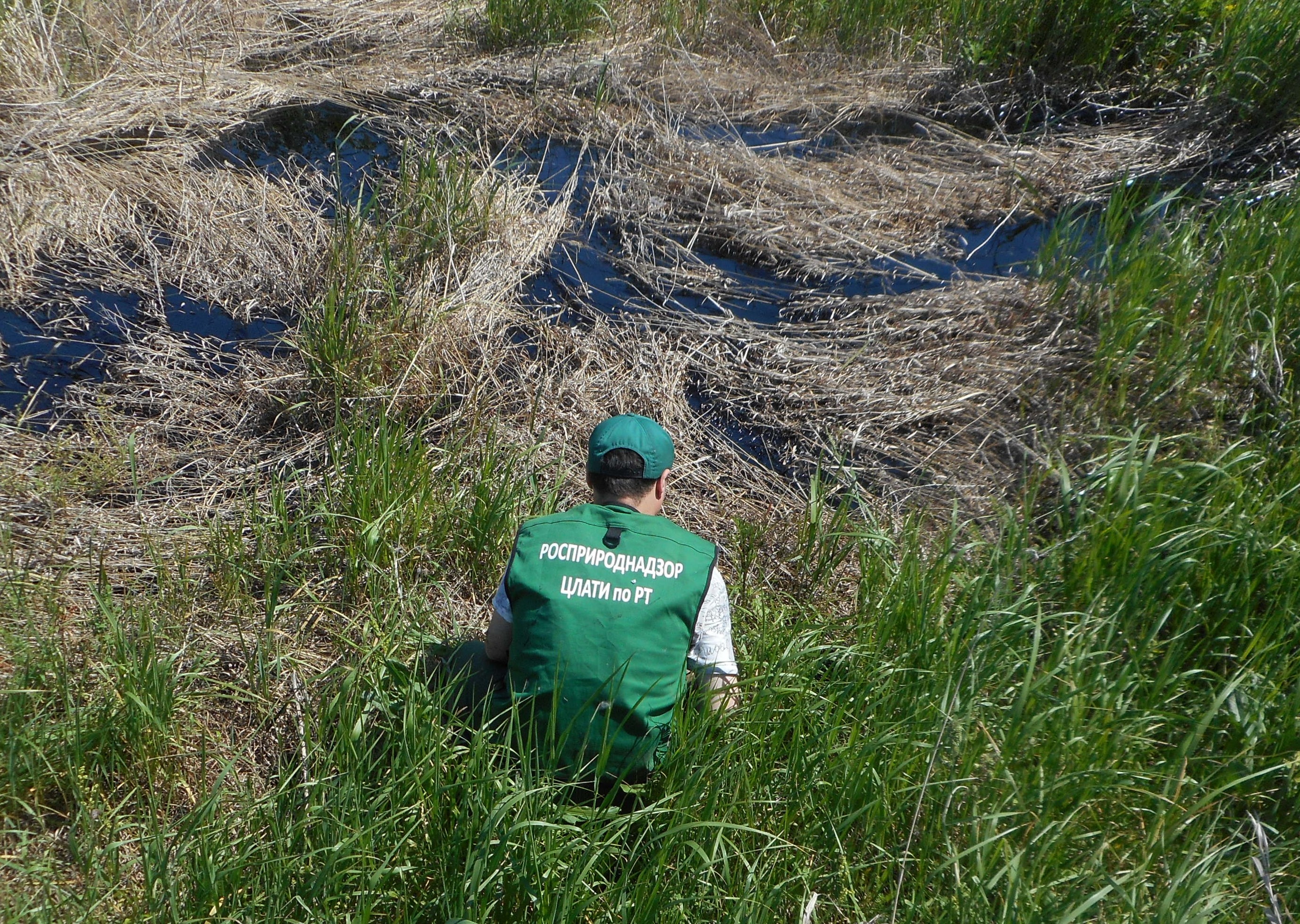 Инспекторы Росприроднадзора выявили  загрязнение почвы нефтепродуктами в районе пгт. Камское Устье